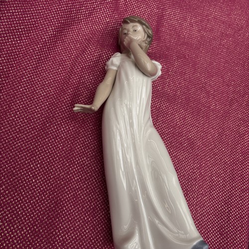 Lovely looking nao lladro - looking, nao/lladro