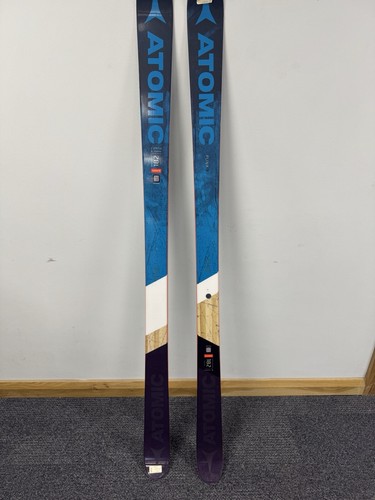 skis