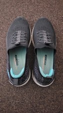Women's Skechers - Black - Size 5 - USED