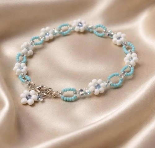 Elegant floral beaded bracelet