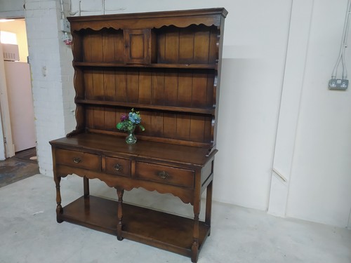 Oak dresser with pot - , shelf