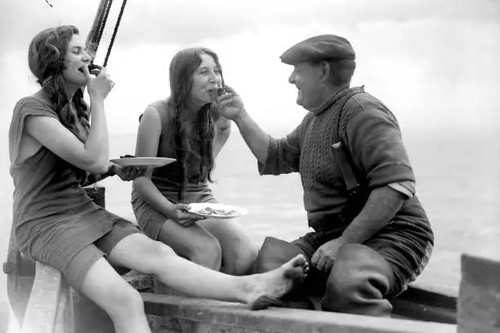 1929 man feeds freshly - 1929,