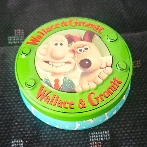 Wallace gromit embossed - &,