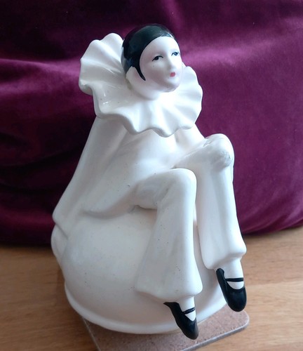 Vintage pierrot clown - pierrot, wind