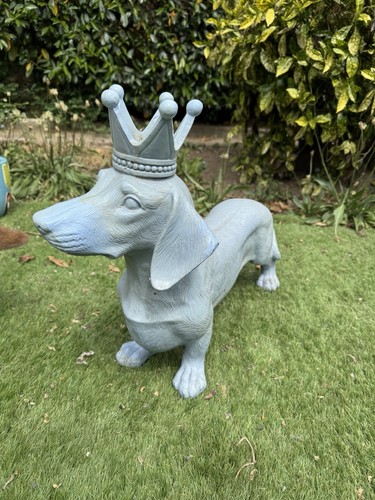 Medium wooden dog sculpture - ,