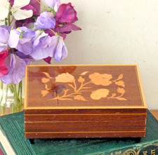 Wooden musical jewellery box