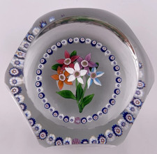 Saint Louis 1977  Faceted 5-Flower Multicolor Bouquet With Garland Paperweight