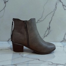 Avenue/Evans Size 8 Wide