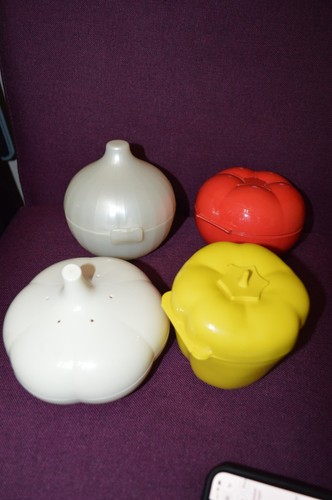 Tupperware onion tomato - onion,,