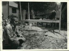 Press Photo Kenneth Wilcox with Queen Ann High Boy Pencil Post Rope Bed Frame