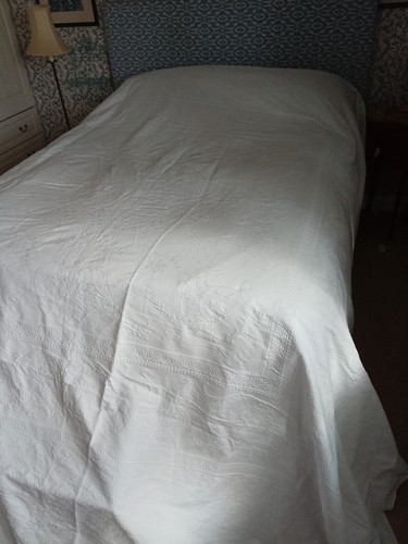 Super king size bed - size, spread