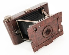 No 2 HAWKETTE BAKELITE CAMERA. IN GOOD CONDITION WITH OBVIOUS SIGNS OF USE. SHUT
