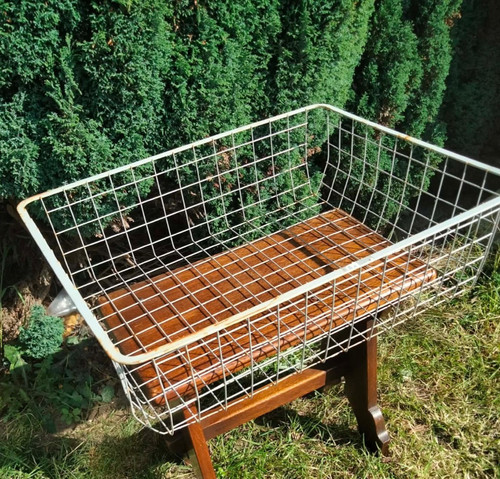 Metal storage trays will - , stack