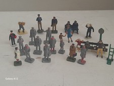 Hornby  00 figures model railway station platform  accesories