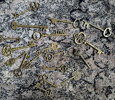 Bundle of vintage style keys
