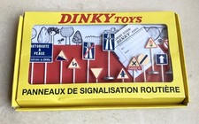 ATLAS DINKY, No.593 - INTERNATIONAL ROAD SIGN SET - Mint Boxed