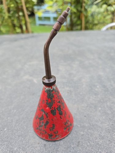 Old vintage valvespout oil can - old,