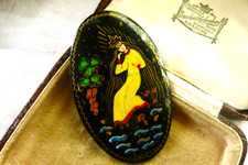 VINTAGE RUSSIAN LACQUER HAND PAINTED FOLK ART WOODEN BROOCH SIGNED