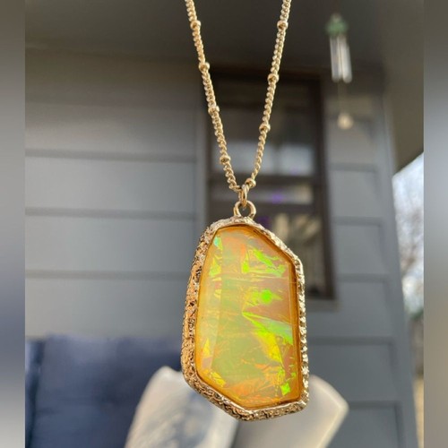 Golden pendant gold - on,