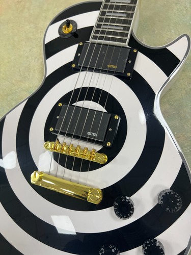 Black white bullseye zakk - &,