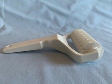 Retro Kitchen Item - Lattice pastry cutter - plastic - 1980s