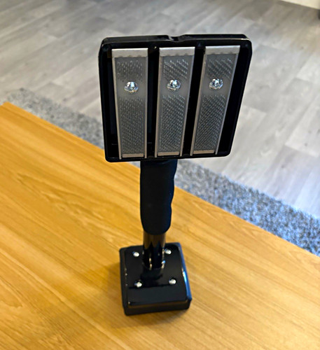 Knee kicker with - with,
