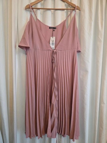 Bnwt boohoo woven cold - woven,