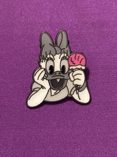 Daisy duck gwp pin badge - duck,