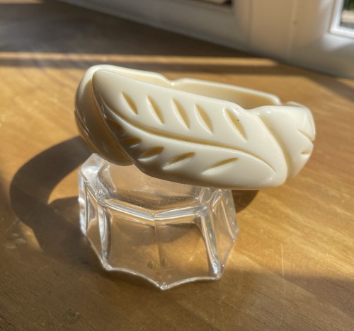 Vintage carved cream bangle - vintage,