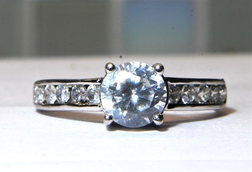 9ct white gold ring - size, l