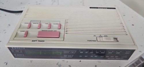 Sanyo clock radio vintage - sanyo,