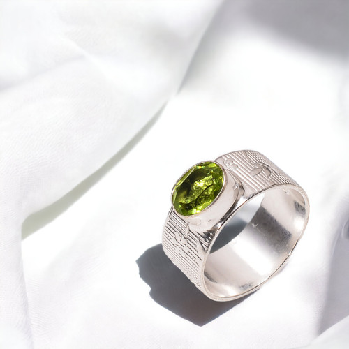 Natural peridot gemstone - peridot,