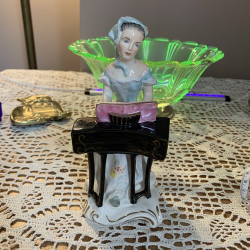 Antique wedgwood lady - wedgwood, figurine