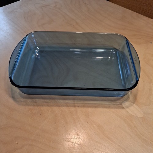 Pyrex large blue - large,