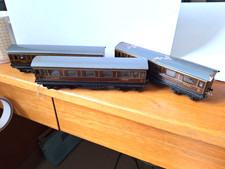 3 TRIX OO Gauge LMS MAROON TINPLATE CARRIAGES 1 x 1st 7495 & 2 x 3rd CLASS 5542