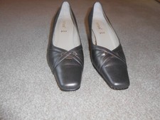 Lotus Court shoe. Size 6.5 Briona. Pewter