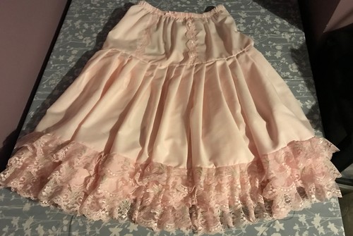 Pink coloured petticoat with - , 3