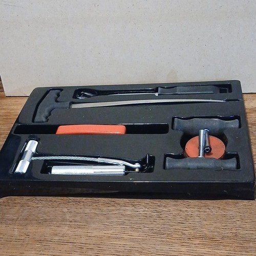 Car windscreen removal tool - car,