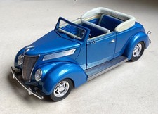 ROAD LEGENDS - 1:18 scale, 92238 - 1937 FORD CONVERTIBLE (Metallic Blue)