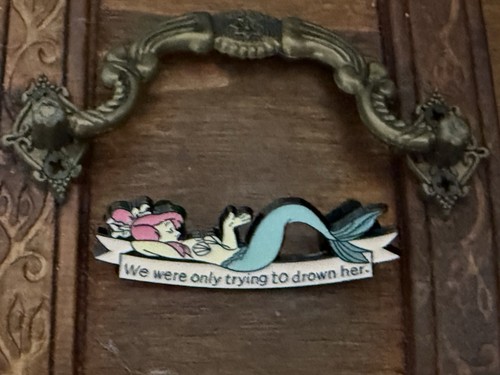 Disney brouch pin badge - brouch,