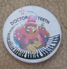THE MUPPETS 1977 ORIGINAL DOCTOR TEETH PIN BADGE - POST IN JIFFY BAG