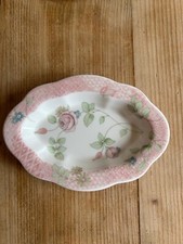 Wedgwood Rosehip Trinket Pin