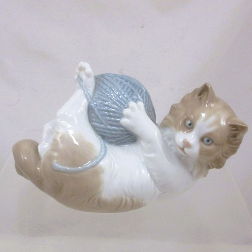 Lladro nao cat with ball - nao, wool