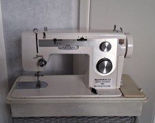 CROWN POINT SEWING MACHINE WITH CASE : STRAIGHT STITCH & ZIG ZAG + ACCESSORIES 