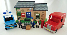 POSTMAN PAT, PC SELBY & MRS GOGGINS WITH POST OFFICE, MAIL VAN & POLICE CAR