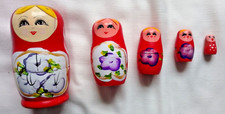 Lovely set of 5 RUSSIAN NESTING DOLLS - MATRYOSHKA - Hand Painted - 12cm x 5.5cm