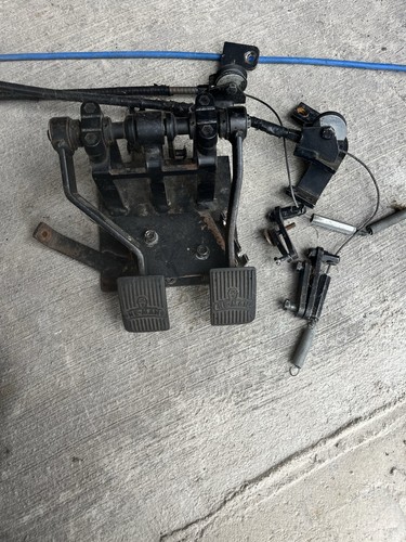Man dual control pedals - he,