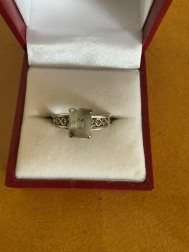 9ct white gold emerald cut - white,