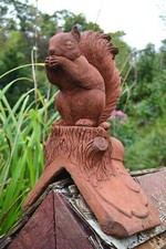 Squirrel angled roof finial