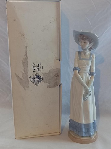 Vintage 1985 large nao - large,